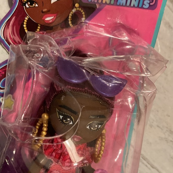 Barbie Extra Mini Minis Doll with Burgundy Hair, Sunglasses & Red Ruffle Dress - Picture 11 of 13